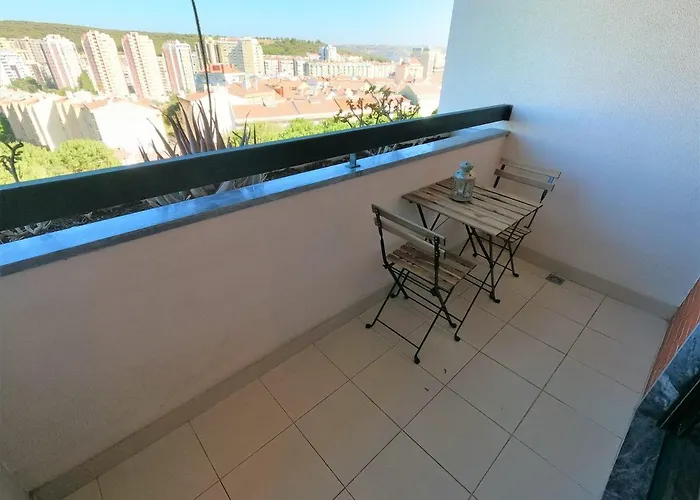 Lisbon 2 Bedroom With Balcony In Algés
